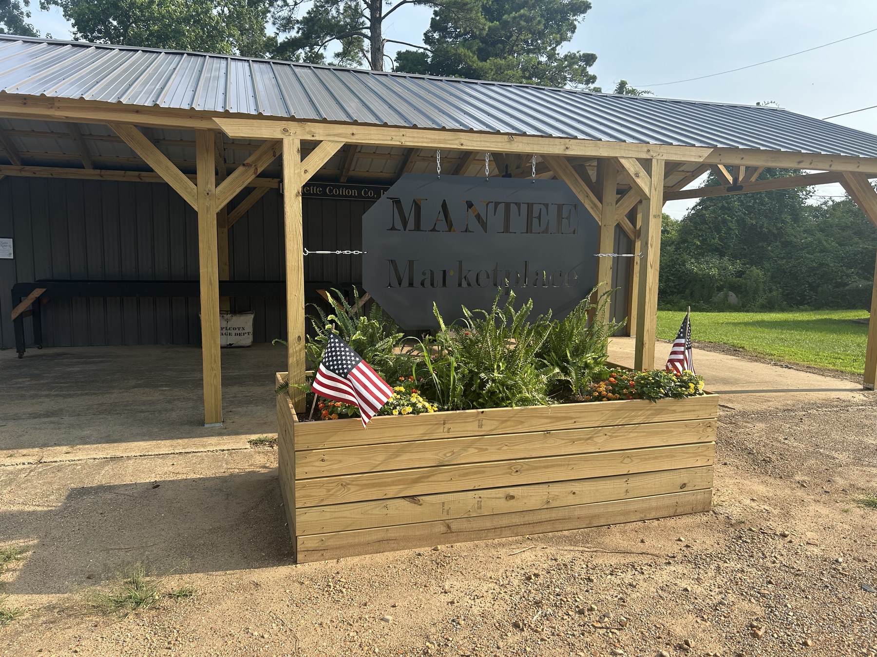 Mantee Marketplace sign